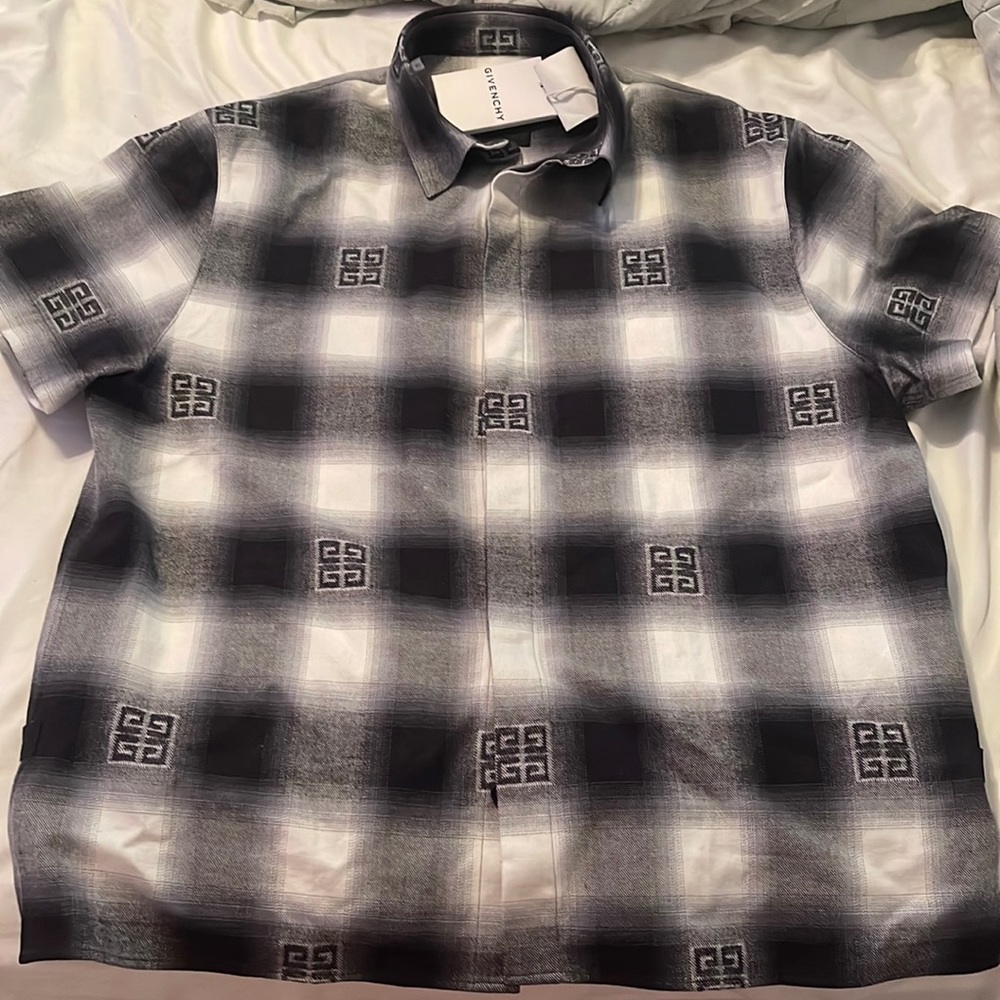 New Givenchy bottom down short sleeve color shirt. Black, white and grey. Size M